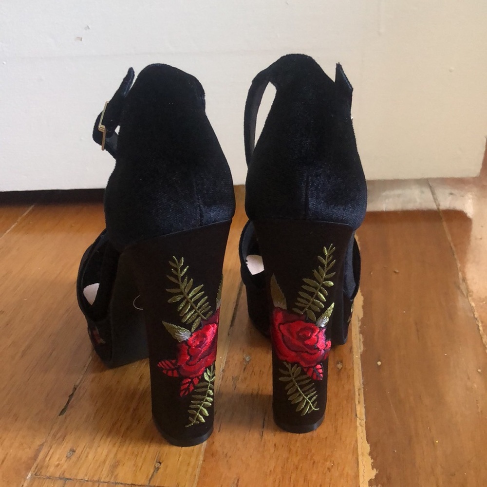 SOLD Chinese Laundry Ariana Heels - Picture 6 of 6